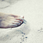 Colocando o pé na areia